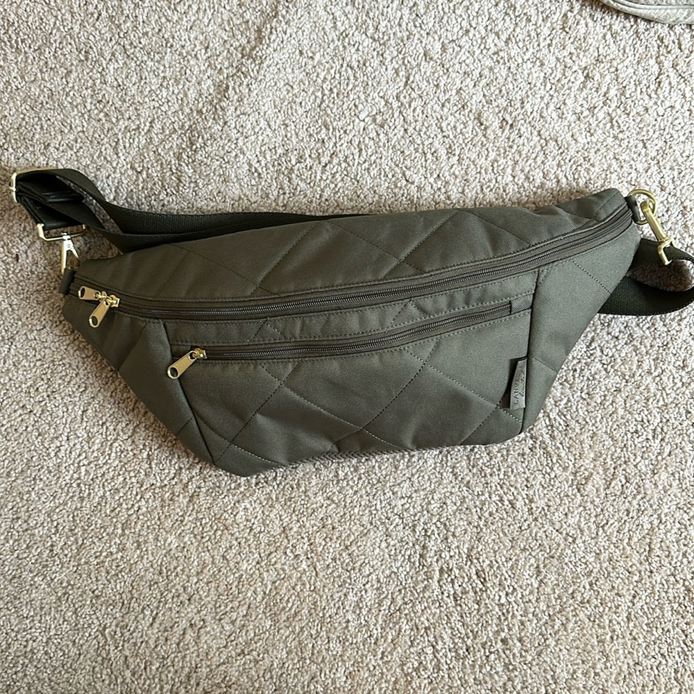 Canvelle oversized Fanny in quilted olive new without tags